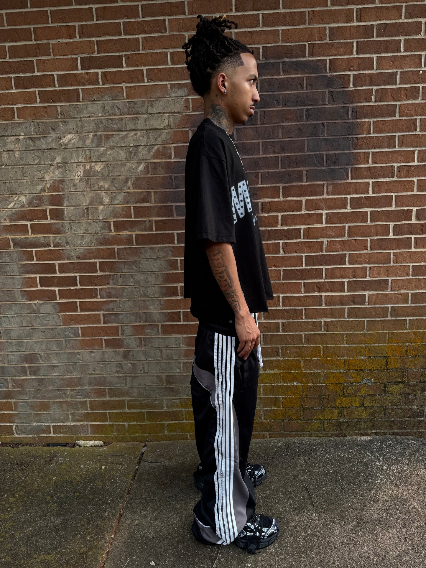 BLACK SIGNATURE TEE